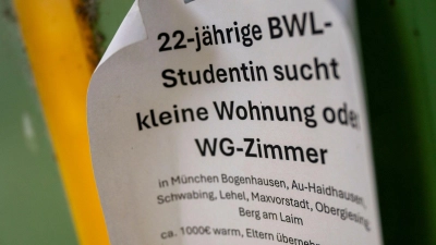 Kurz vor Beginn des Wintersemesters halten wieder Tausende Studierende Ausschau nach einem WG-Zimmer. Vor allem in München kann das richtig teuer werden. (Archivbild) (Foto: Peter Kneffel/dpa)