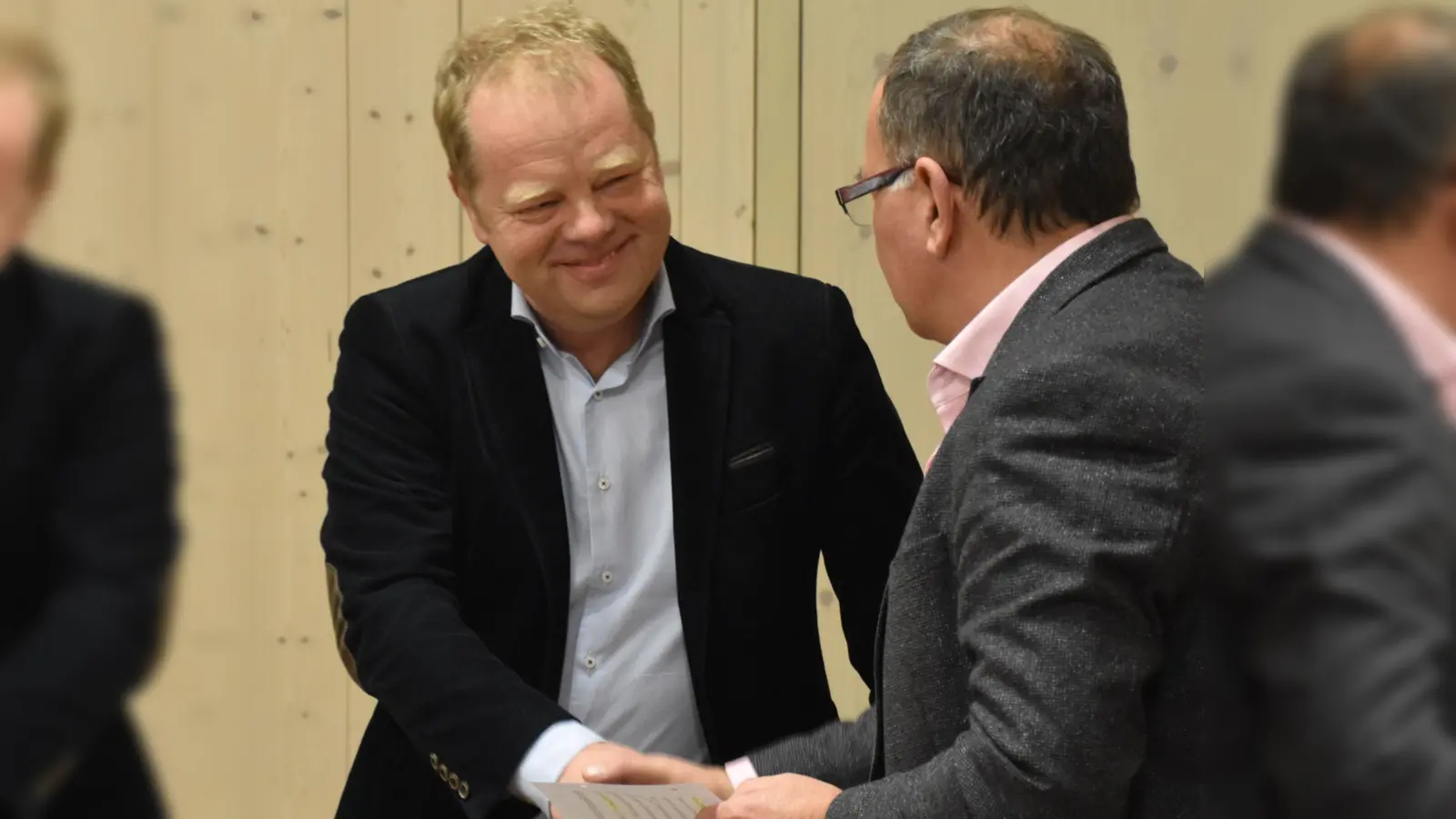 Nachdem Thomas Büttner (links) den Eid als Gemeinderat geleistet hatte, hieß ihn Bürgermeister Armin Luther per Handschlag im Gremium willkommen. (Foto: Andreas Reum)