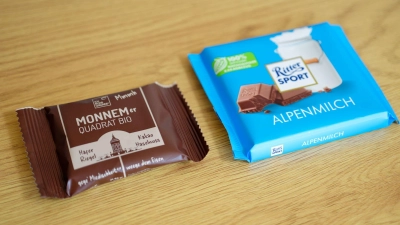 Ritter Sport sieht durch den Haferriegel „Monnemer Quadrat Bio“ nach eigenen Angaben seine Marke bedroht. (Archivbild) (Foto: Uwe Anspach/dpa)