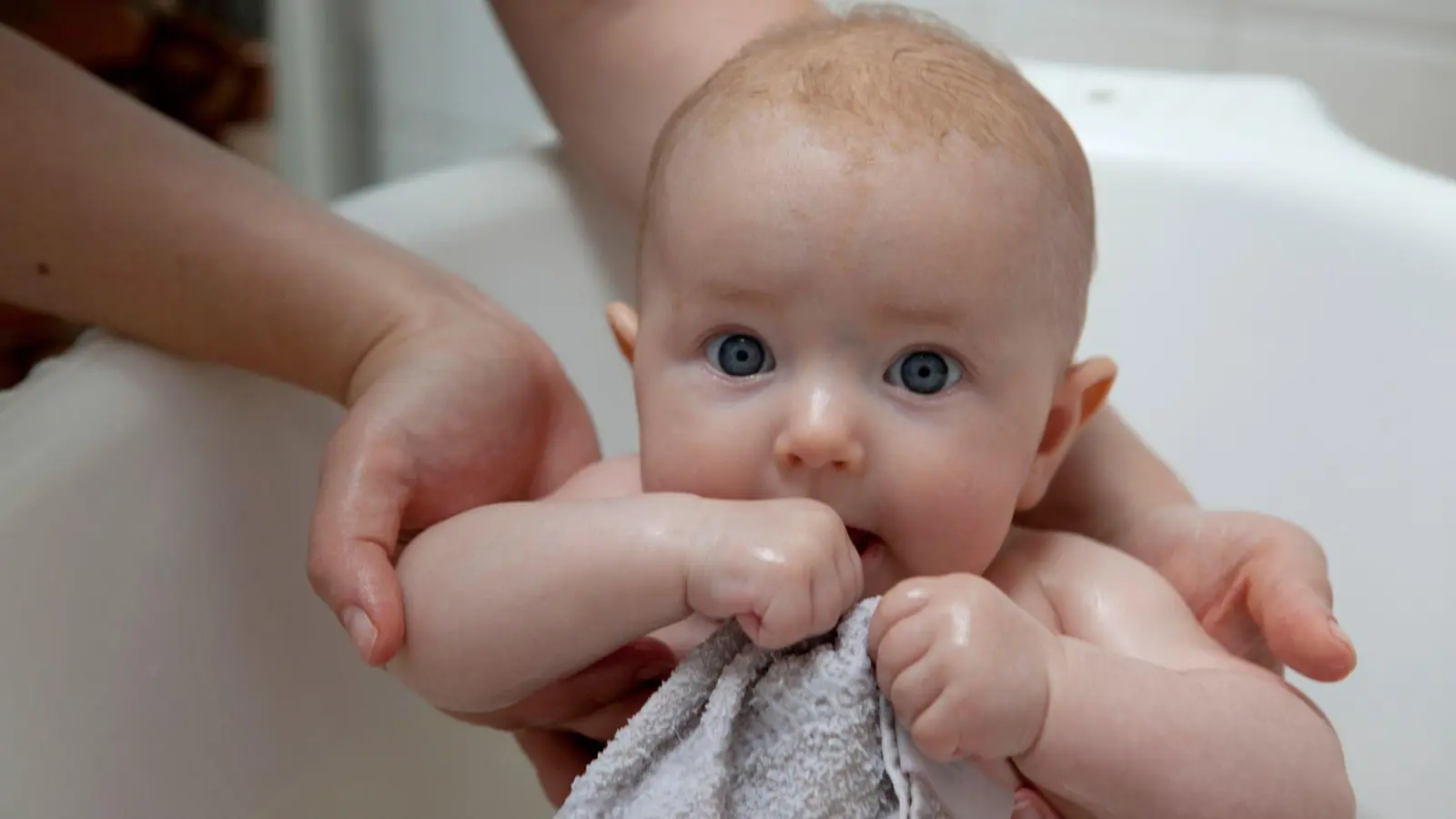 Babyhaut ist sehr empfindlich, daher sollte beim Baden kein heißes Wasser in die Wanne nachlaufen. (Foto: Silvia Marks/dpa-tmn)