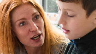 Lob für den Einsatz: Nicht nur das richtige Ergebnis zählt – sondern wie sehr sich das Kind reinhängt. (Foto: Christin Klose/dpa Themendienst/dpa-tmn)