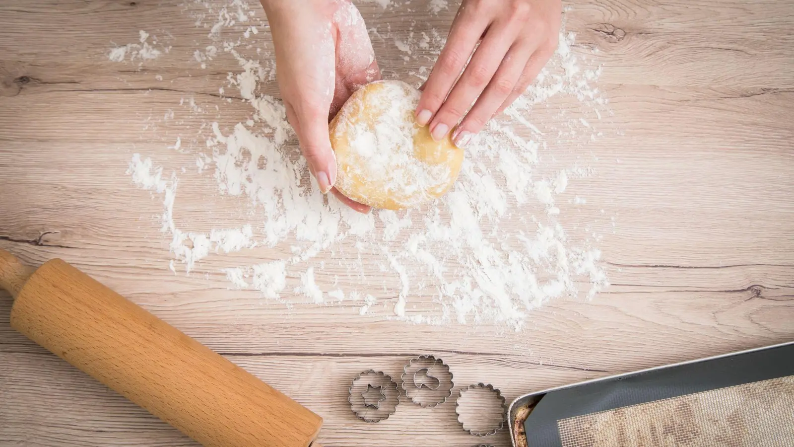Wer beim Backen kein Weizenmehl verwenden kann oder will, muss bei glutenfreien Alternativen oft noch ein Bindemittel hinzufügen. (Foto: Christin Klose/dpa-tmn)