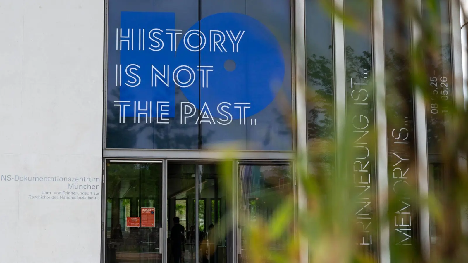 Unter dem Motto „History is not the Past“ begeht das NS-Dokumentationszentrum in München sein zehnjähriges Bestehen und die Wiedereröffnung nach einem mehrmonatigen Umbau. (Foto: Leonie Asendorpf/dpa)