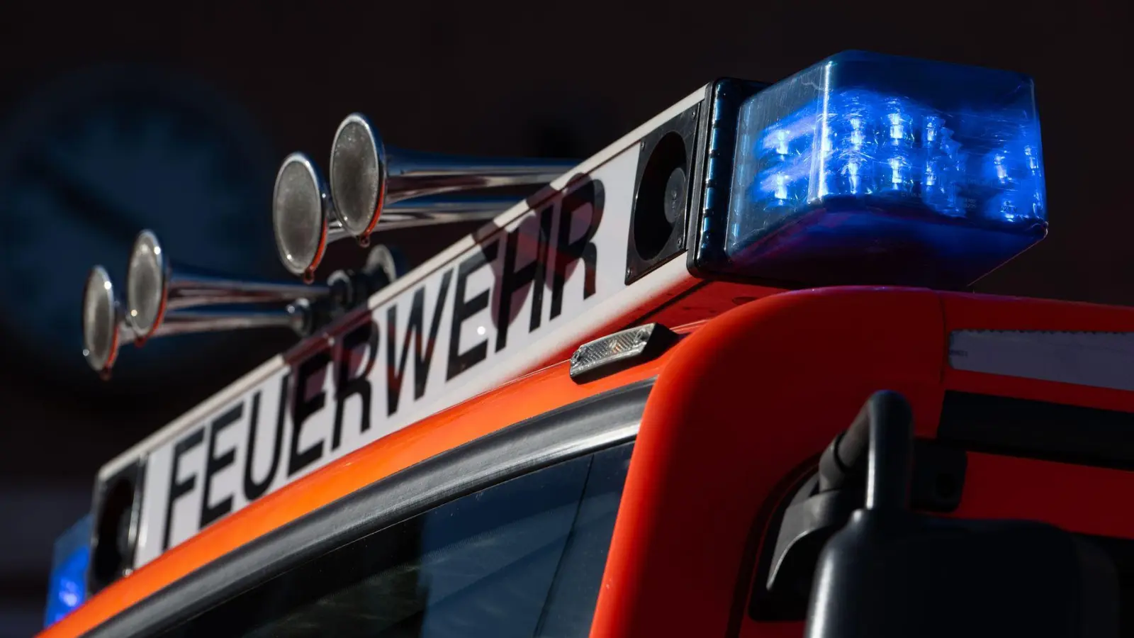 Feuerwehrleute löschten den Brand auf einem Bauernhof. (Symbolbild) (Foto: Marijan Murat/dpa)