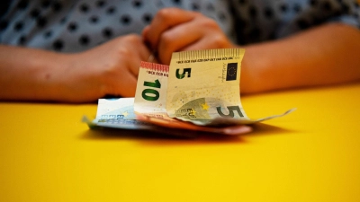 Das Geld wird knapp, der Monat ist aber noch lang? Einer Überschuldungssituation geht oft eine Lebenskrise voraus. (Foto: Bernd Diekjobst/dpa-tmn)