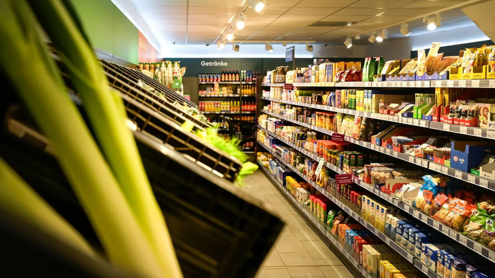 Ein Teil der Verbraucher lässt sich Lebensmittel nach Hause liefern, um nicht in den Supermarkt gehen zu müssen. (Foto: Heiko Rebsch/dpa)