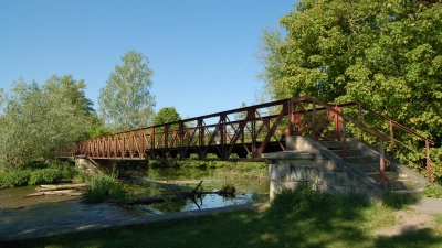Der Abfallsteg über das Wörnitzwehr: Diese Fußwegverbindung ist seit Jahren wegen Baufälligkeit gesperrt. Vor dem Hintergrund der aufgeschobenen Hochwasserschutzmaßnahmen soll nun geklärt werden, ob eine Erneuerung über die Städtebauförderung finanziert werden könnte. (Foto: Markus Weinzierl)