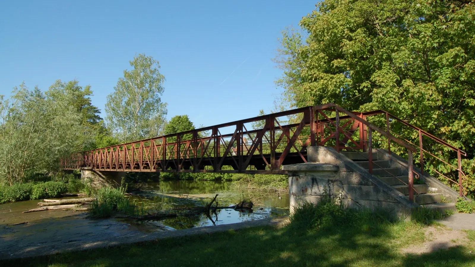 Der Abfallsteg über das Wörnitzwehr: Diese Fußwegverbindung ist seit Jahren wegen Baufälligkeit gesperrt. Vor dem Hintergrund der aufgeschobenen Hochwasserschutzmaßnahmen soll nun geklärt werden, ob eine Erneuerung über die Städtebauförderung finanziert werden könnte. (Foto: Markus Weinzierl)