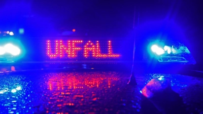 Am Freitagabend sind ein Auto und ein Fahrrad frontal zusammengestoßen. Der 17-jährige Radfahrer starb noch vor Ort. (Symbolbild: Stefan Puchner/dpa)