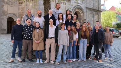 Die Proben für „Der große Gatsby” laufen. Intendant Johannes Kaetzler (hinten, 3. v. l.) stimmte das Ensemble am Montag auf die Kreuzgang-Festspiele und das Stück ein, das das Publikum in die Goldenen 1920er Jahre führen will. (Foto: Martina Haas)