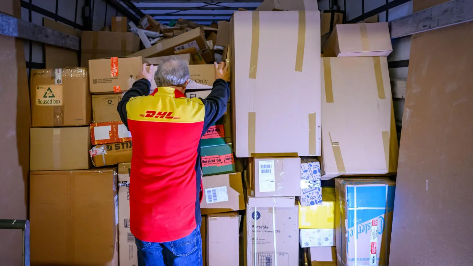 Ein DHL-Paketzentrum im Dezember 2024. Derzeit dürften sich die Paketmassen in so gut wie allen Paketzentren des Logistikers stauen, da es einen Warnstreik gegeben hat. (Foto: Patrick Pleul/dpa)