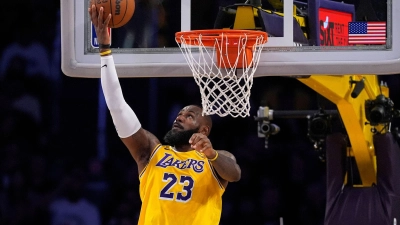Basketball-Superstar LeBron James und die Los Angeles Lakers sollen einen neuen Eigentümer bekommen. (Foto: Mark J. Terrill/AP/dpa)
