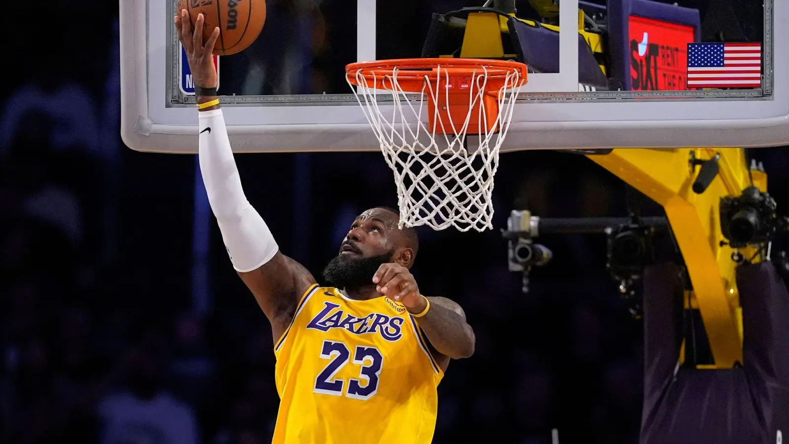 Basketball-Superstar LeBron James und die Los Angeles Lakers sollen einen neuen Eigentümer bekommen. (Foto: Mark J. Terrill/AP/dpa)
