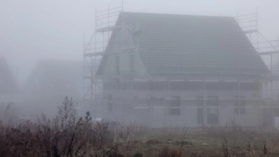 Nebulöse Zahlen? Wer verhindern möchte, dass die Kosten beim Bau explodieren, kann so manche Maßnahme dagegen ergreifen. (Foto: Jan Woitas/dpa/dpa-tmn)