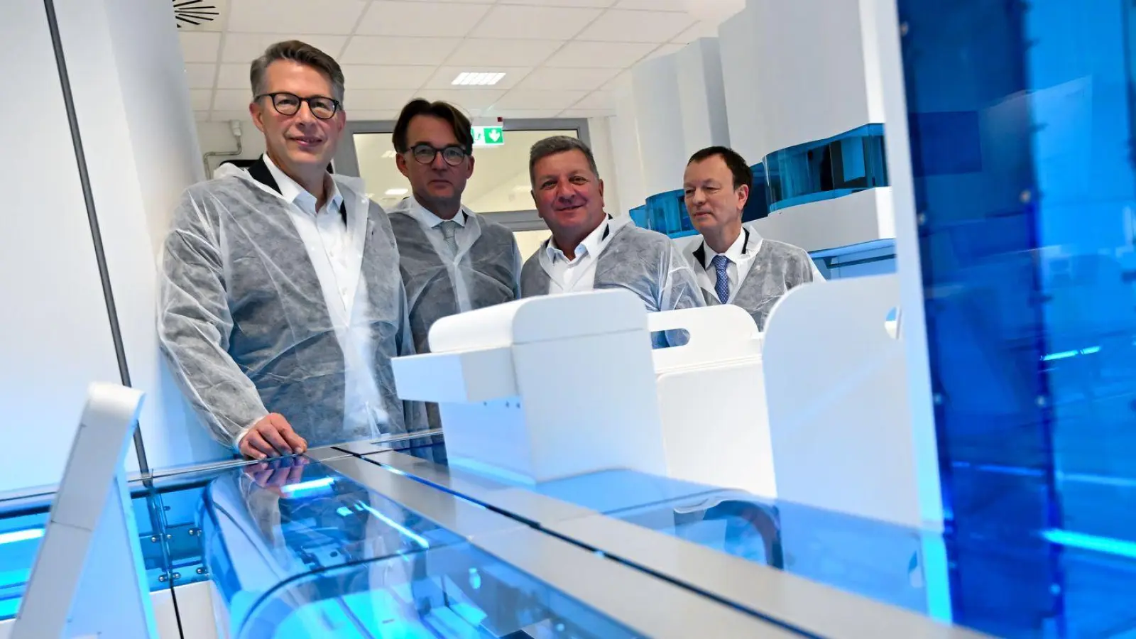 Die Minister Blume und Bernreiter machen sich ein Bild von dem neuen Diagnostikzentrum an der LMU.   (Foto: Sven Hoppe/dpa)