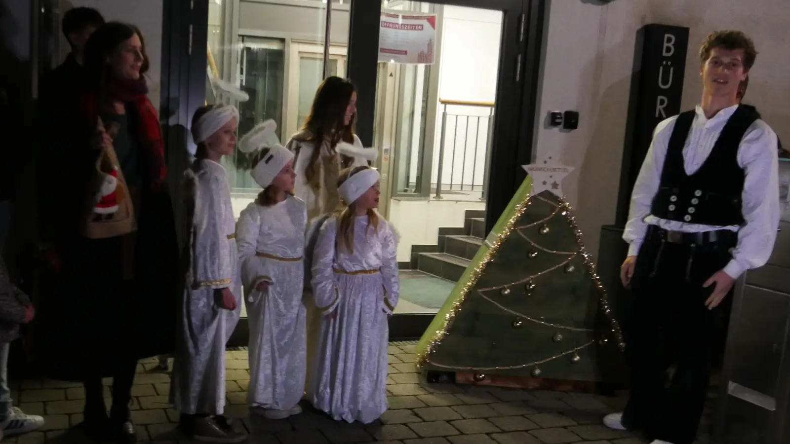 Der 18-jährige Ludwig Förder hat den Weihnachtsbriefkasten in Form eines Weihnachtsbaums für den Jugendbeirat angefertigt. (Foto: Ulli Ganter)