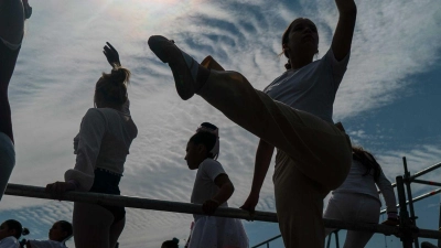 Teilnehmerinnen der Ballettstunde von Elisa Carrillo in Aktion. (Foto: Jair Cabrera Torres/dpa)