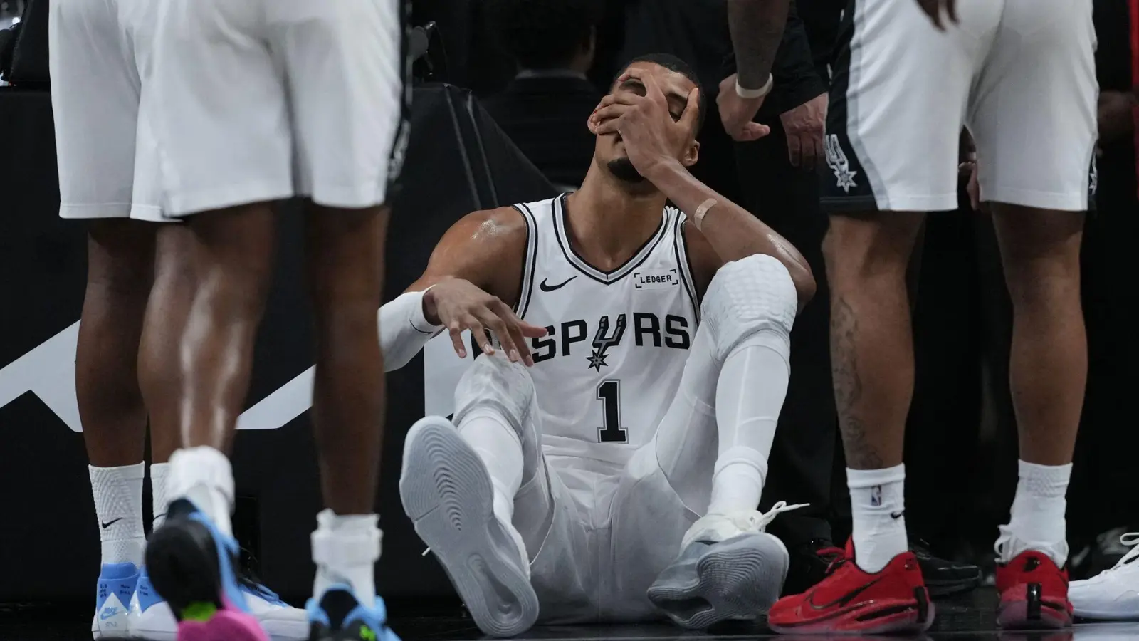 Victor Wembanyama verletzte sich im zweiten Viertel. (Foto: Eric Gay/AP/dpa)