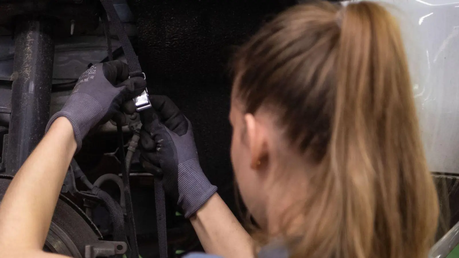 Frauen in handwerklichen Berufen sind nicht selten mit Vorurteilen konfrontiert. (Foto: Marijan Murat/dpa/dpa-tmn)