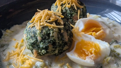 Parmesan in den Spinatknödeln und Schmelzkäse in der Sauce machen das Gericht besonders cremig. (Foto: Doreen Hassek/hauptstadtkueche.blogspot.com/dpa-tmn)