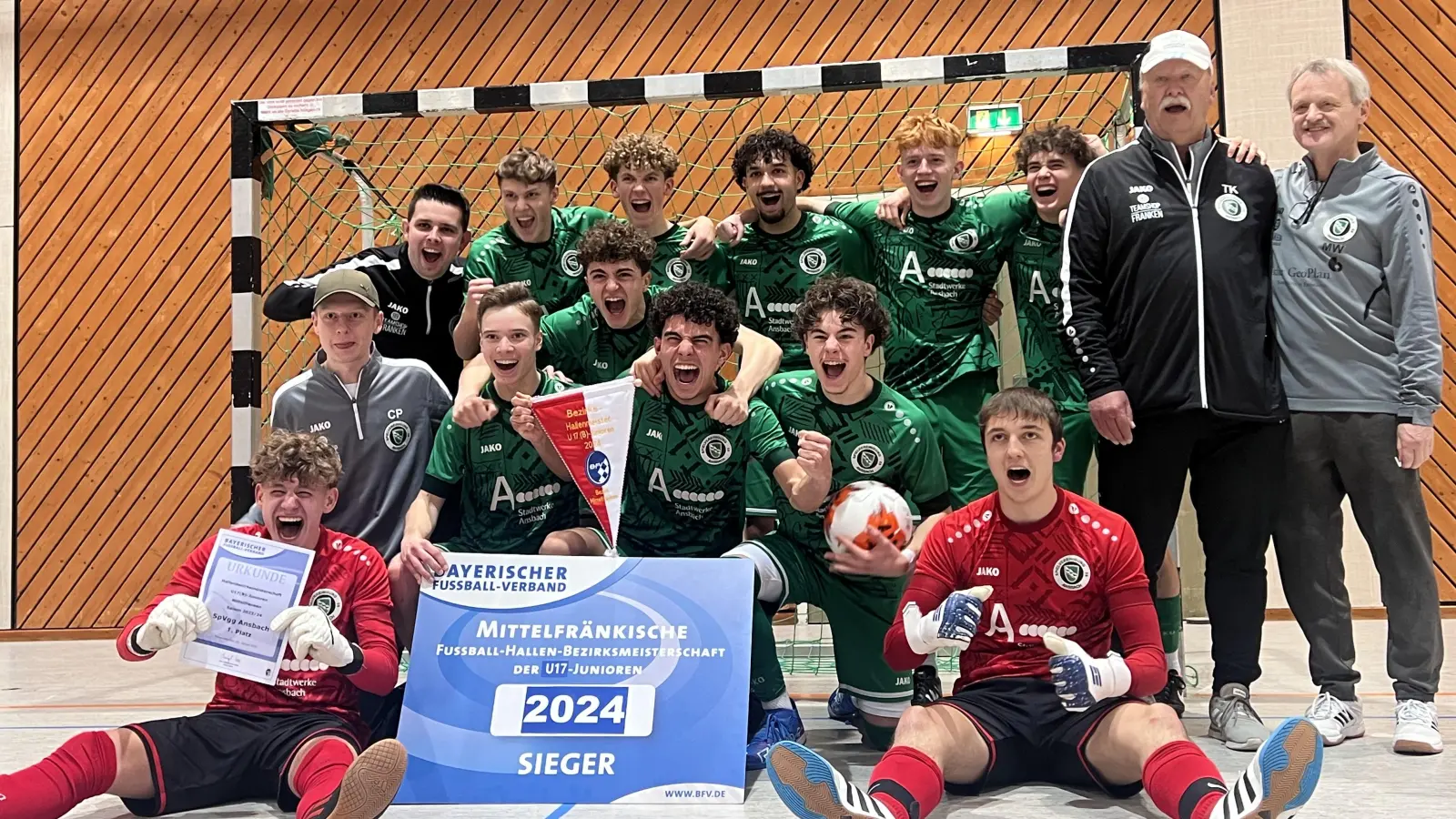 Das erfolgreiche U17-Team, hinten von links: Trainer Jonas Langer, Fabio Mehringer, Leo Krusche, Alberto Ramic, Michael Stöber, Christopher Krez, Co-Trainer Karl-Heinz Knetsch, Betreuer Manfred Wild. Mitte von links: Co-Trainer Constantin Prosch, Fabio Bologna, Paul Brandner, Erion Asllani, Maxim Lentner. Vorne von links: Zakhar Khyzhniak und Fynn Rögele. (Foto: Rinesa Asllani)