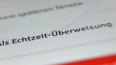 Innerhalb von Sekunden ist das Geld von einem aufs andere Konto überwiesen. (Symbolbild) (Foto: Karl-Josef Hildenbrand/dpa)