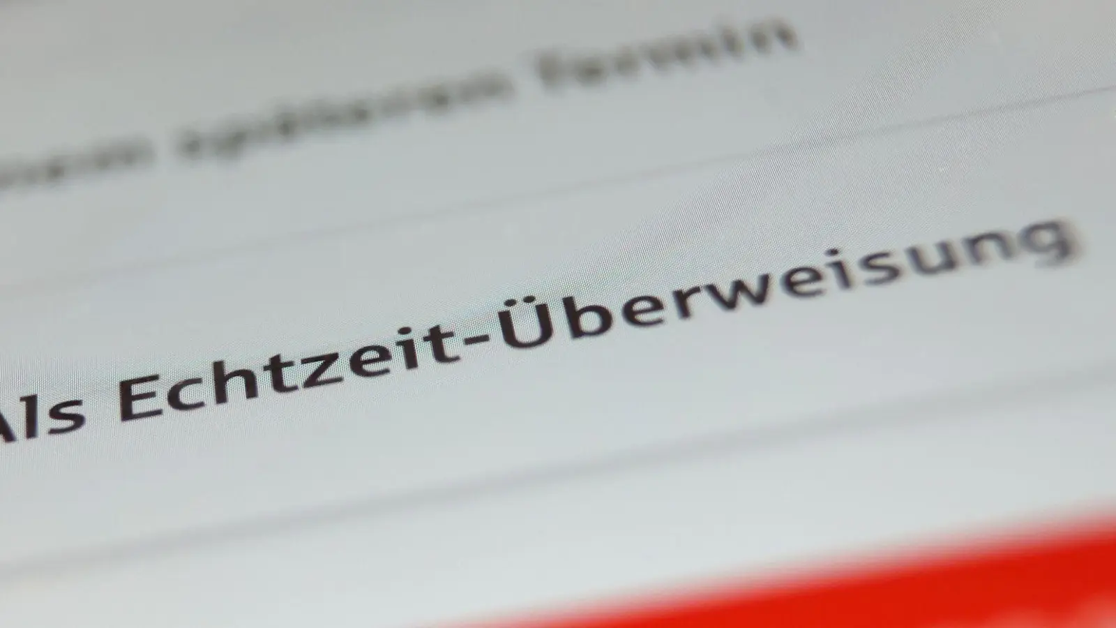 Innerhalb von Sekunden ist das Geld von einem aufs andere Konto überwiesen. (Symbolbild) (Foto: Karl-Josef Hildenbrand/dpa)