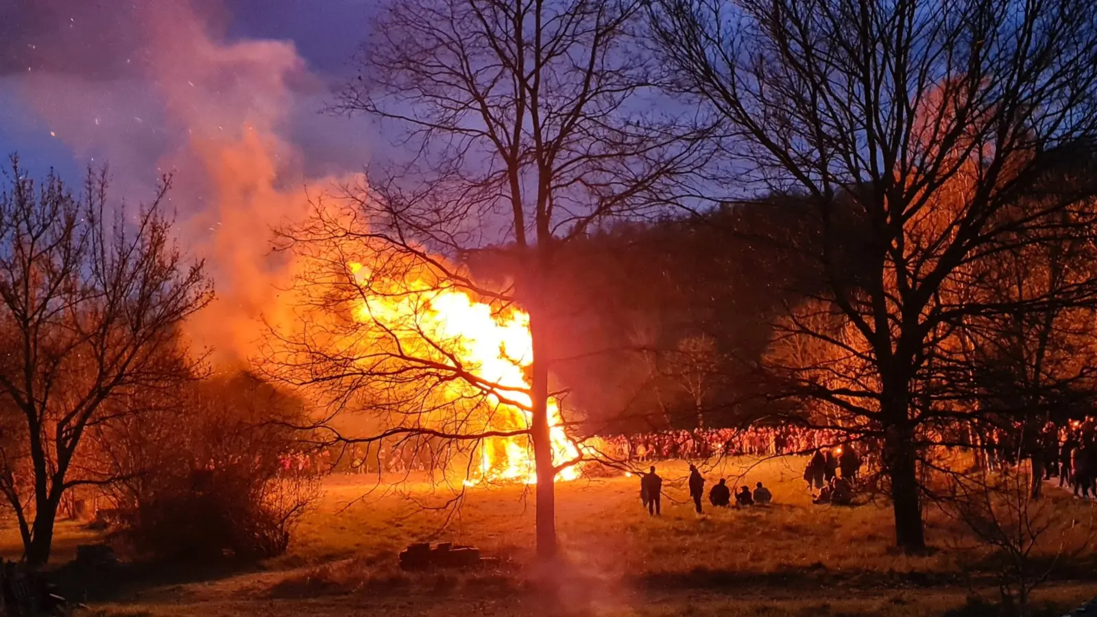 In Detwang wurde das Osterfeuer am Sonntagabend entzündet, sobald die Wandergruppe aus Rothenburg angekommen war. (Foto: Margit Schwandt)