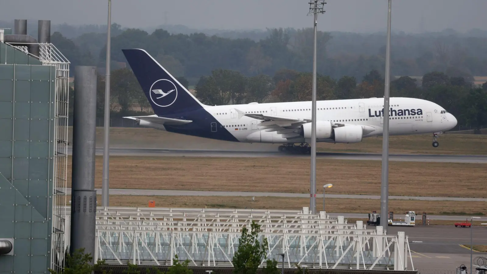 Im August hatte ein Airbus zu früh auf eine Landebahn in München aufgesetzt. (Symbolbild)  (Foto: Karl-Josef Hildenbrand/dpa)