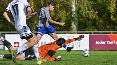 In der zweiten Hälfte setzte Ornbau-Weidenbach mit Ben Keßler (graues Trikot) die Dombühler um Torwart Maurice Bitter unter Druck. (Foto: Martin Rügner)