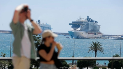 Die schönste Zeit des Jahres: Viele verbringen die auf einer Kreuzfahrt - doch wie bleibt man stets angemessen gekleidet? (Foto: Clara Margais/dpa/dpa-tmn)