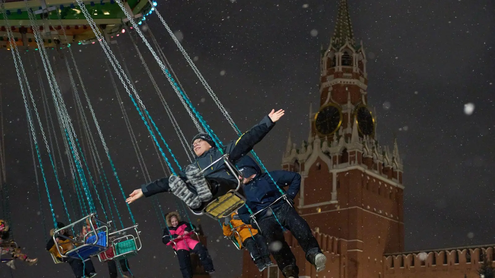Karussell vor Kremlkulisse: Kinder vergnügen sich auf dem Weihnachtsmarkt am Roten Platz (Foto: Alexander Zemlianichenko/AP/dpa)