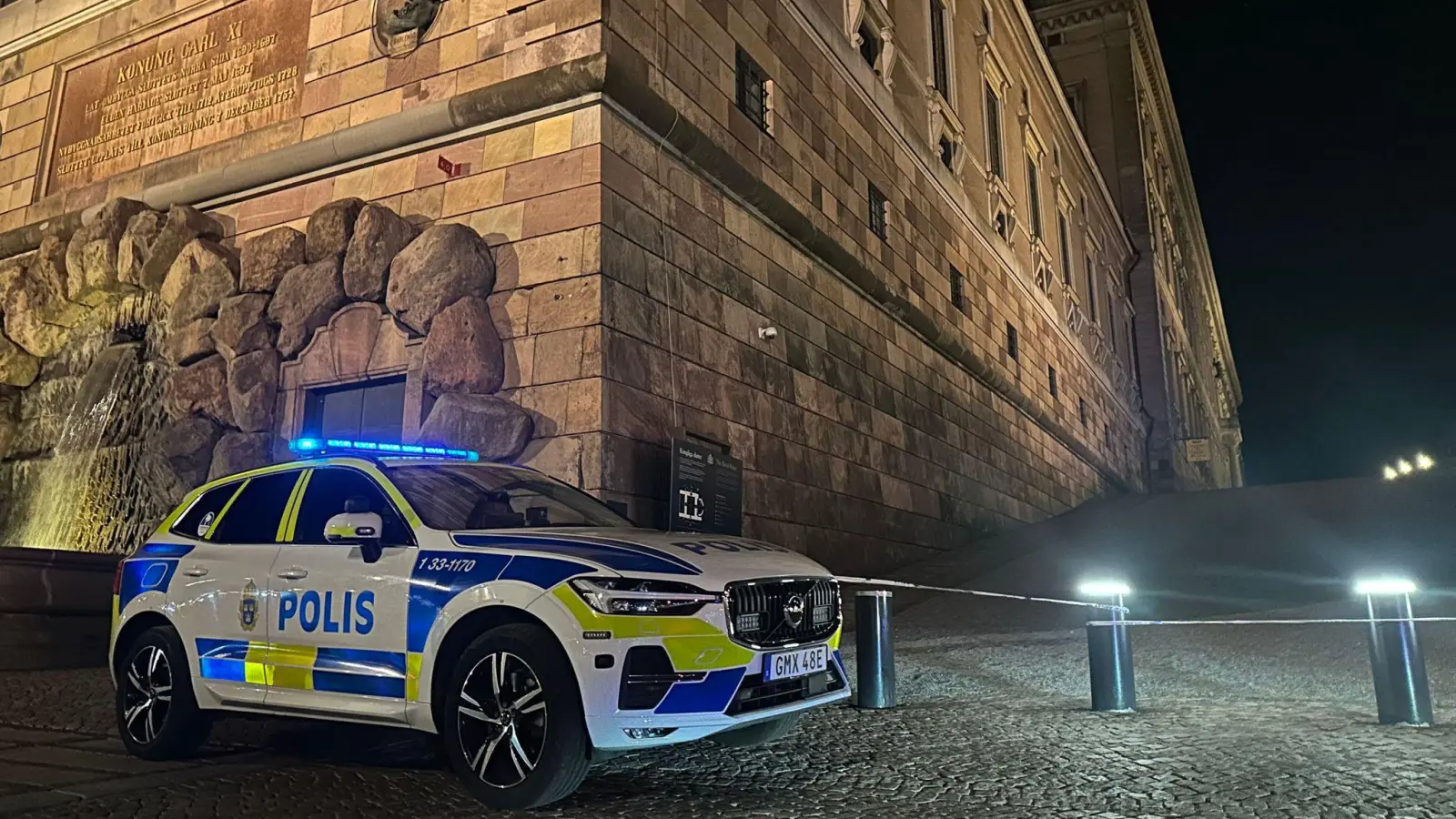 Am Königsschloss in Stockholm war die Polizei im Einsatz. (Foto: Steffen Trumpf/dpa)