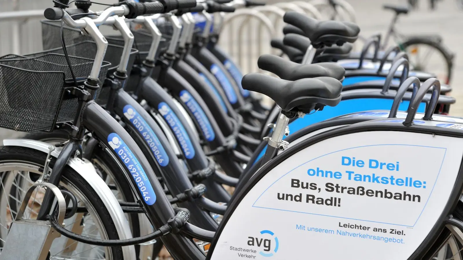 In Augsburg hatten die Stadtwerke seit 2011 an Verleihstationen Fahrräder zum Mieten angeboten. Ende 2023 wurde das Angebot eingestellt, nun soll das neu konzipierte Bikesharing mit mehr Leihstationen und mehr Zweirädern die Menschen zum Umstieg aufs Rad bringen. (Archivfoto) (Foto: picture alliance / dpa)