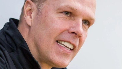 Freut sich über einen neuen Stürmer: Sportdirektor Stefan Ustorf. (Foto: Daniel Karmann/dpa)