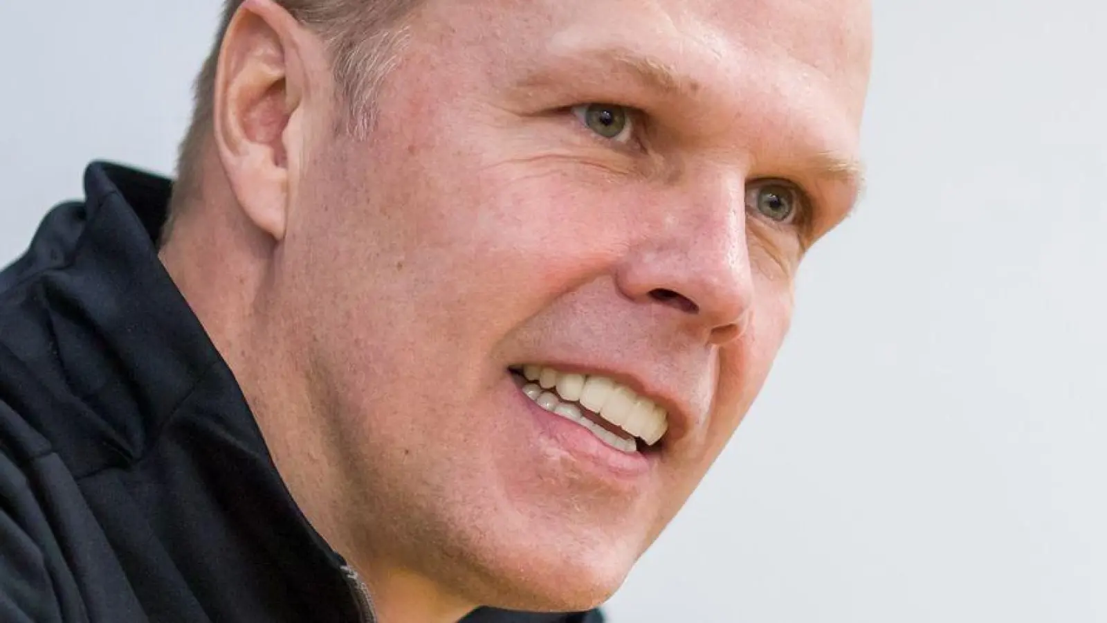 Freut sich über einen neuen Stürmer: Sportdirektor Stefan Ustorf. (Foto: Daniel Karmann/dpa)