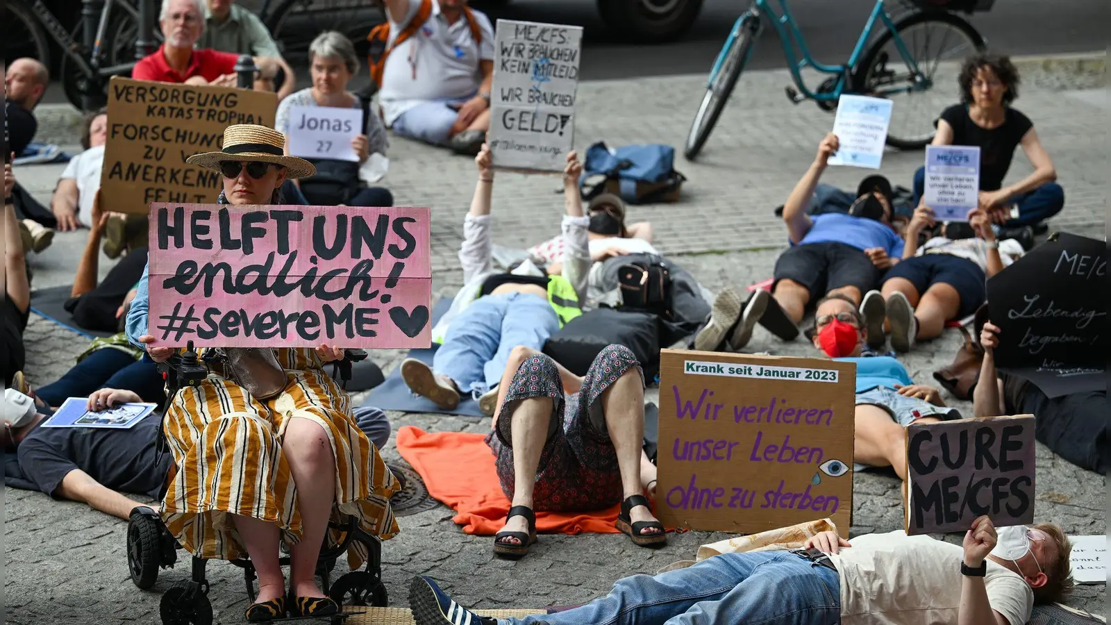 Demonstrieren im Liegen - ME/CFS-Betroffene wollen in mehreren Städten so wieder auf sich aufmerksam machen. (Archivbild) (Foto: Soeren Stache/dpa)
