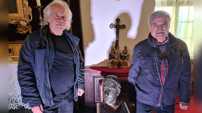 In Schillingsfürst wurde bei einem Gottesdienst in der Schlosskapelle an den bedeutenden Sohn der Stadt erinnert. Zum Programm gehörte die Enthüllung der von Künstler Reiner Grunwald (links) gestalteten Büste. Rechts: Hans Emmert vom Kulturförderverein. (Foto: Margit Schwandt)