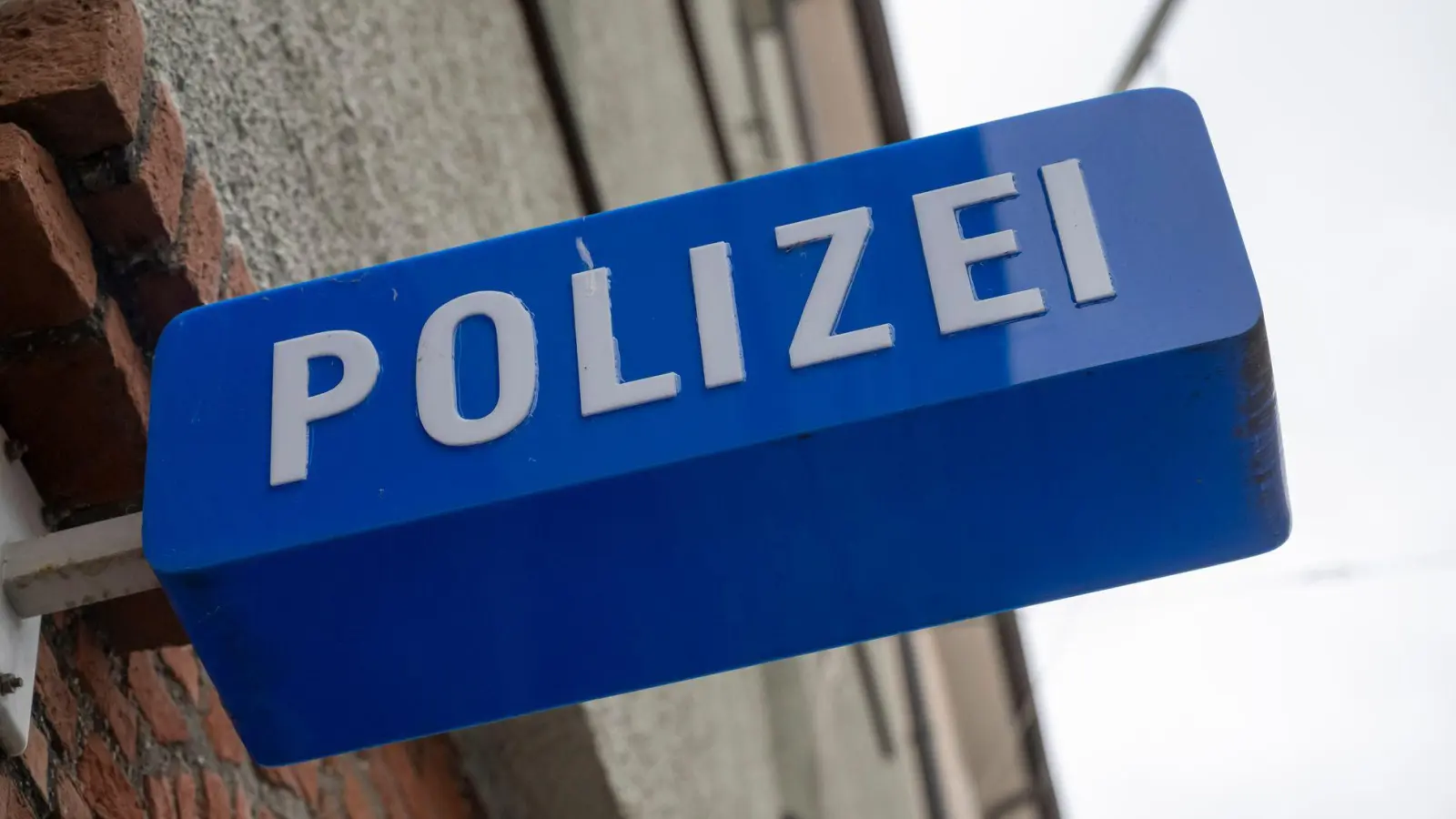 Das Kind wurde von einer Polizistin vor Ort gewärmt. (Symbolbild) (Foto: Peter Kneffel/dpa)