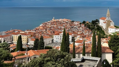 Piran liegt auf einer Halbinsel. Von der Stadtmauer aus sieht man das gut. (Foto: Wolfgang Stelljes/dpa-tmn)