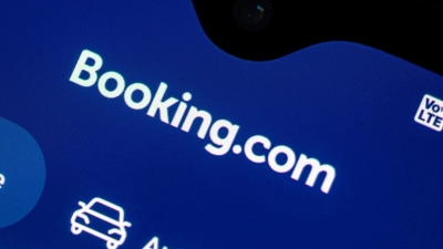 Über Booking können zum Beispiel Übernachtungen in Hotels gebucht werden. (Archivbild) (Foto: Fabian Sommer/dpa)