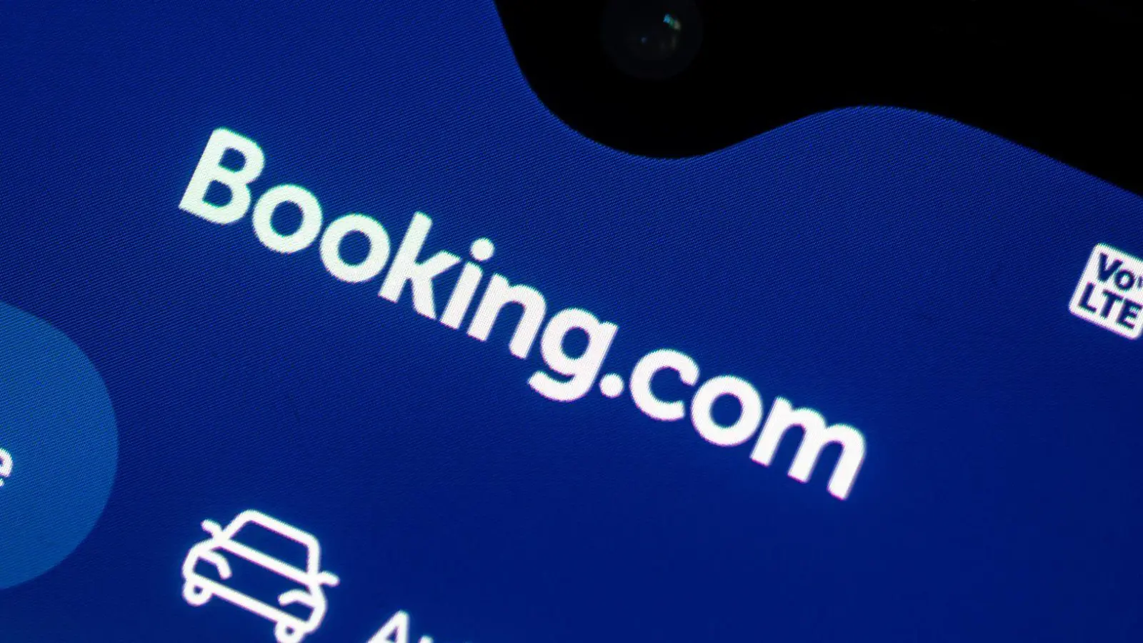 Über Booking können zum Beispiel Übernachtungen in Hotels gebucht werden. (Archivbild) (Foto: Fabian Sommer/dpa)