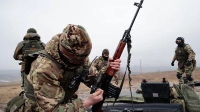 Soldaten der russischen Armee üben auf einem Truppenübungsplatz im Gebiet Donezk. (Foto: Alexei Alexandrov/AP/dpa)