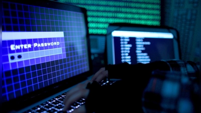 Passwortmanager helfen, komplexe und einzigartige Zugangsdaten für verschiedene Konten sicher zu verwalten: Die Nutzung verringert das Risiko schwacher Passwörter im Alltag. (Foto: Oliver Berg/dpa/dpa-tmn)