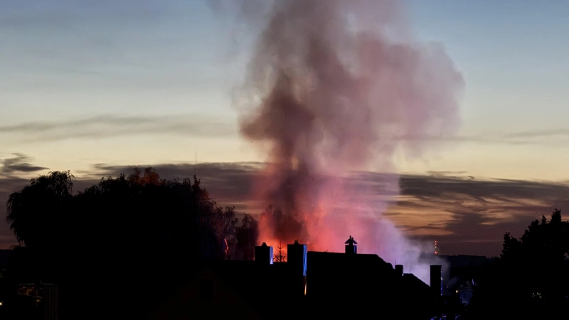 Eine große Rauchwolke war weithin zu sehen. (Foto: Lara Hausleitner)