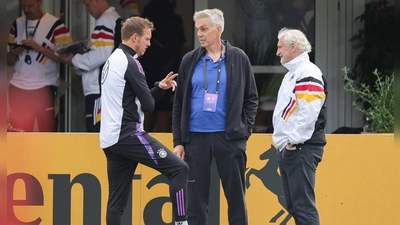 Basketball-Bundestrainer Gordon Herbert (M) beim Training der DFB-Elf. (Foto: Christian Charisius/dpa)