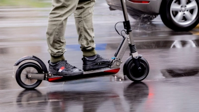 Ein 43-jähriger E-Scooter-Fahrer verwehrte sich am Freitag zunächst einer Kontrolle. Doch die Polizei wusste sich zu helfen. (Foto: Christoph Soeder/dpa)