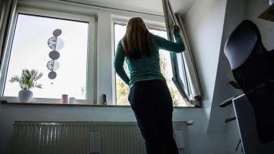 Drei- bis viermal pro Tag für jeweils zehn bis 15 Minuten: Effizientes Lüften benötigt im Frühling mehr Zeit. (Foto: Christin Klose/dpa-tmn/dpa)