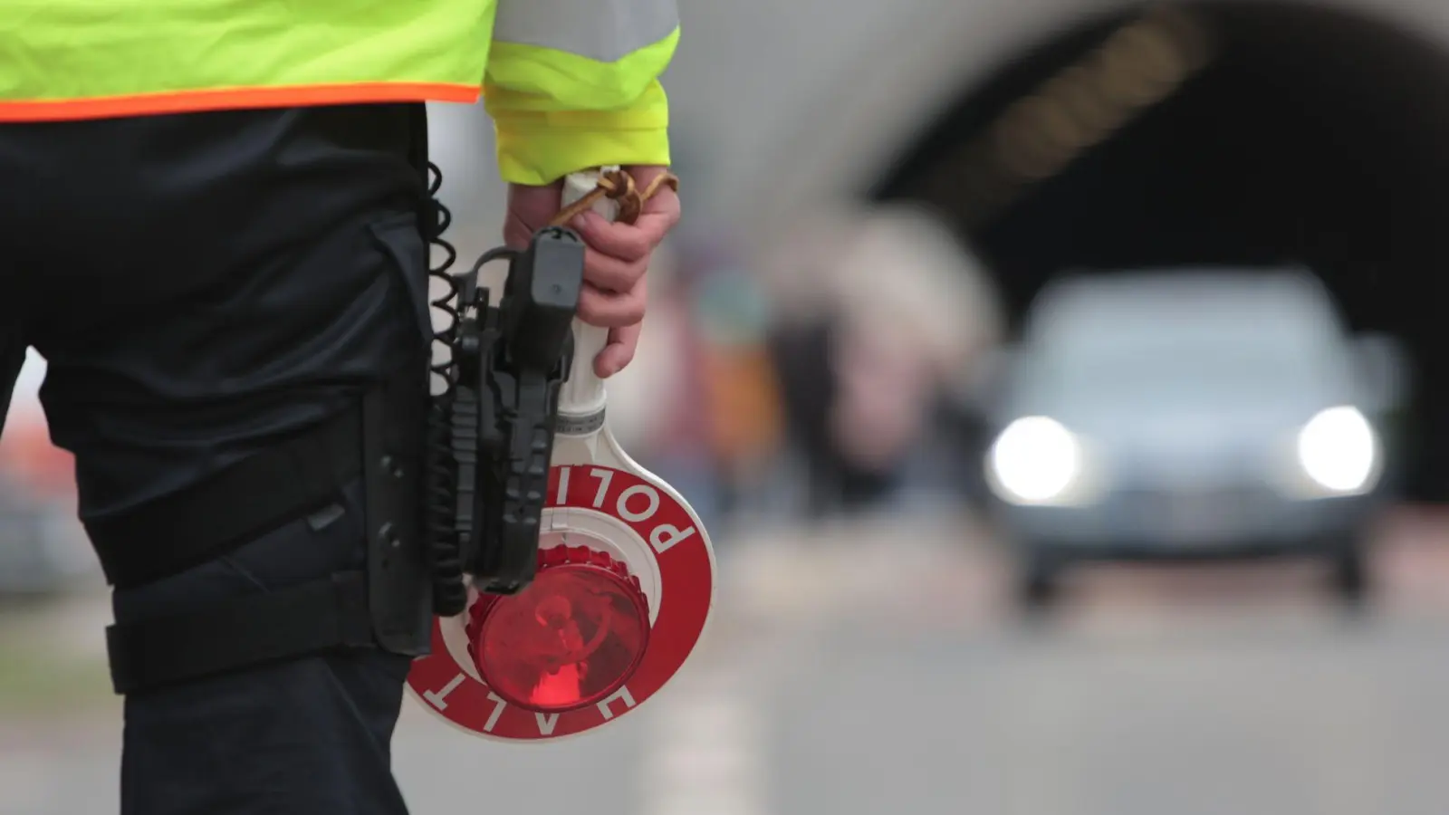 Die Beamten stellen mehrere Verstöße fest. (Symbolbild) (Foto: Matthias Bein/dpa)