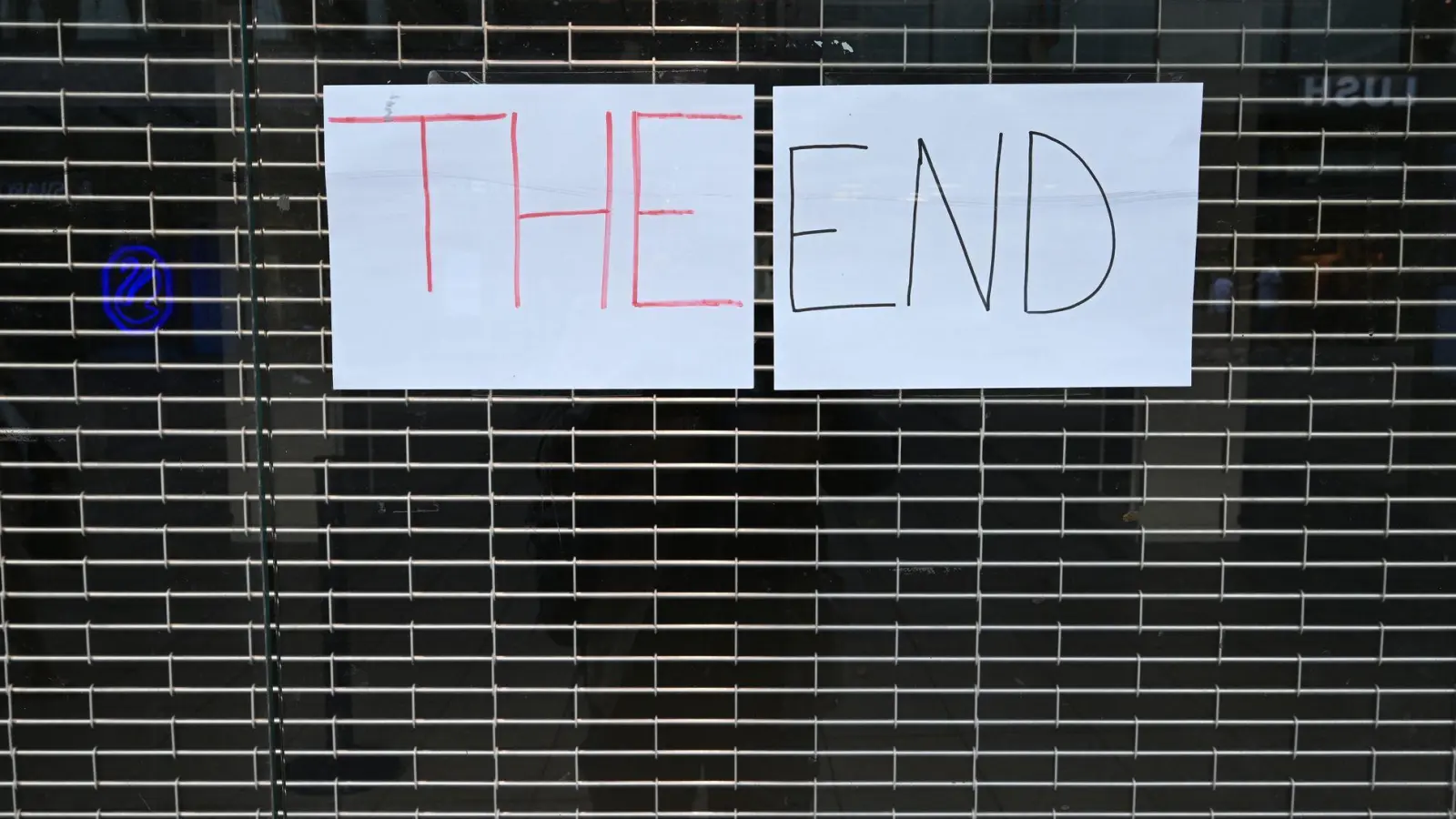 Schluss, aus, Ende? Geht der Arbeitgeber in Insolvenz, haben Betroffene viele Fragen. (Foto: Bernd Weißbrod/dpa)